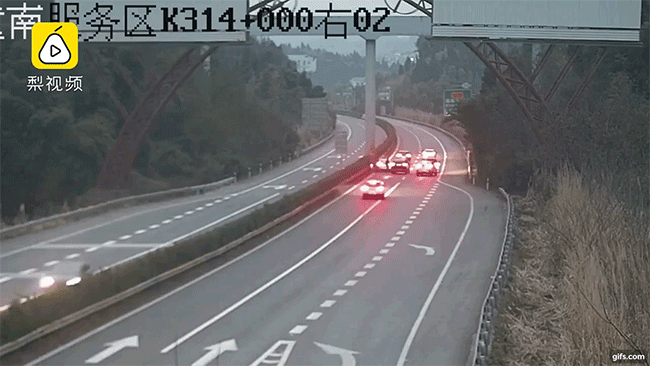 Chiếc SUV màu đen gặp tai nạn một lần nữa