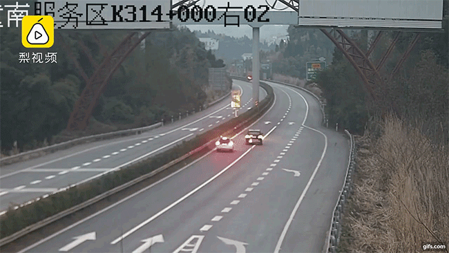 Chiếc SUV màu trắng xoay 180 độ sau khi tránh được cú va chạm