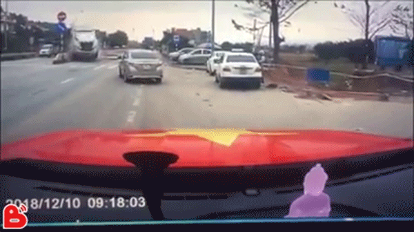 Quảng Ninh: Tránh xe bán tải, xe container đâm liên hoàn 3 ô tô con rồi lao xuống hố bên đường Quảng Ninh: Tránh xe bán tải, xe container đâm liên hoàn 3 ô tô con rồi lao xuống hố bên đường