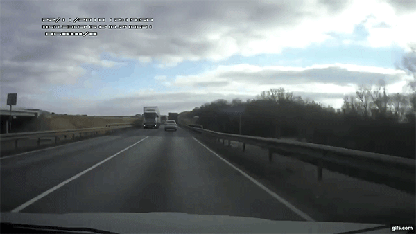 Bánh ô tô tải văng ra, đập trúng Ford Focus và gây tai nạn liên hoàn Bánh ô tô tải văng ra, đập trúng Ford Focus và gây tai nạn liên hoàn