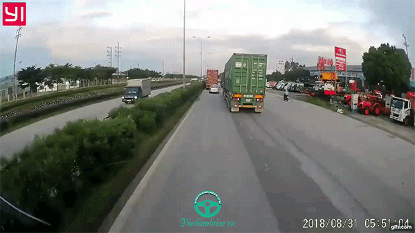 Video tai nạn giữa xe container và 2 ô tô con tại Hải Dương khiến cư dân mạng tranh cãi Video tai nạn giữa xe container và 2 ô tô con tại Hải Dương khiến cư dân mạng tranh cãi