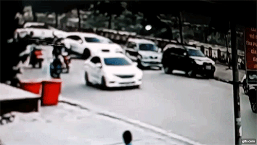 Lào Cai: Nữ tài xế lái Mazda CX-5 ủi bay lan can đường bờ kè, lao xuống bãi bồi ven sông Hồng Lào Cai: Nữ tài xế lái Mazda CX-5 ủi bay lan can đường bờ kè, lao xuống bãi bồi ven sông Hồng