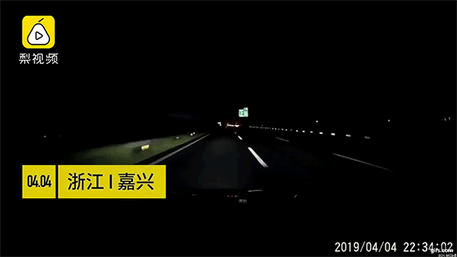 Ô tô hạng sang Mercedes-Benz bị lật sau khi đâm trúng xe Volkswagen dừng trên cao tốc Ô tô hạng sang Mercedes-Benz bị lật sau khi đâm trúng xe Volkswagen dừng trên cao tốc