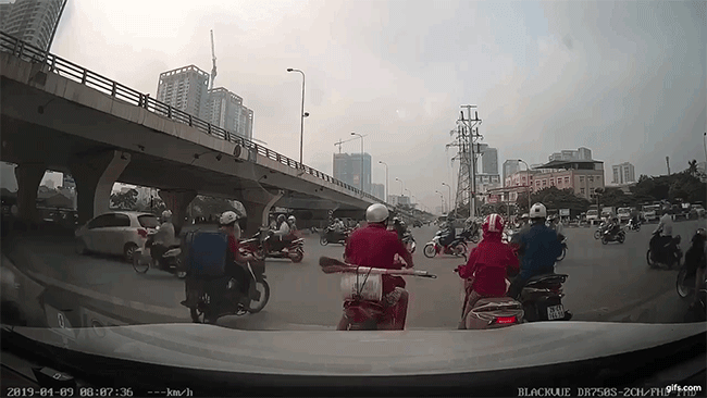 Hà Nội: Nữ tài xế lái Mercedes-Benz GLA đâm liên hoàn 3 xe máy và hạ gục cột đèn Hà Nội: Nữ tài xế lái Mercedes-Benz GLA đâm liên hoàn 3 xe máy và hạ gục cột đèn