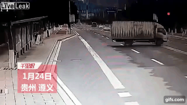 Khoảnh khắc chiếc mô tô của cảnh sát giao thông đâm vào đuôi xe tải