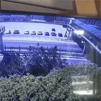 Trèo lên mái vòm của cầu vượt đi bộ rồi rơi trúng nóc ô tô, người đàn ông bị thương nặng Trèo lên mái vòm của cầu vượt đi bộ rồi rơi trúng nóc ô tô, người đàn ông bị thương nặng