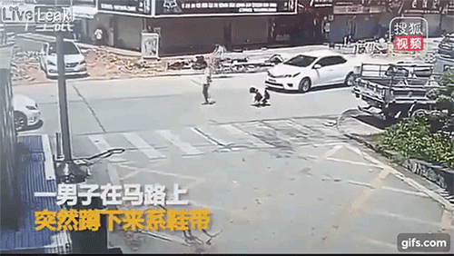 Ngồi xuống giữa đường buộc dây giày, nam thanh niên bị ô tô đâm và cuốn vào gầm Ngồi xuống giữa đường buộc dây giày, nam thanh niên bị ô tô đâm và cuốn vào gầm