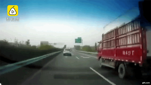 Khoảnh khắc chiếc ô tô bay qua dải phân cách và một người bị hất văng ra ngoài