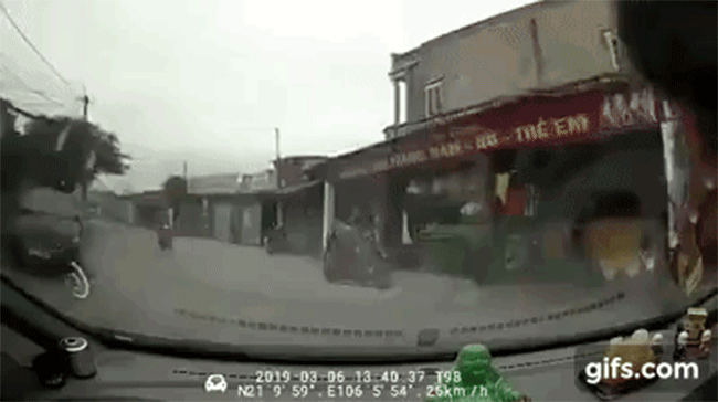 Khoảnh khắc nam thanh niên đi xe máy lao thẳng vào đầu ô tô