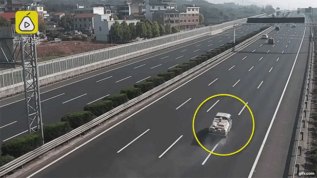 Trời nóng lên khiến ô tô tải bị nổ lốp và lật ngang trên cao tốc Trời nóng lên khiến ô tô tải bị nổ lốp và lật ngang trên cao tốc