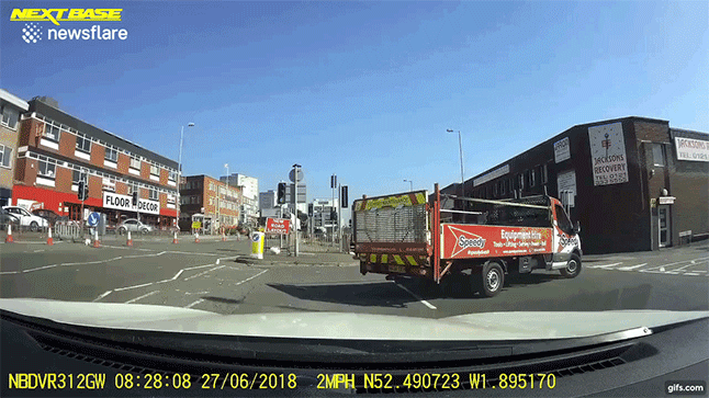 Bị khuất tầm nhìn, biker đâm vào đuôi xe tải, nằm gọn trên thùng xe Bị khuất tầm nhìn, biker đâm vào đuôi xe tải, nằm gọn trên thùng xe