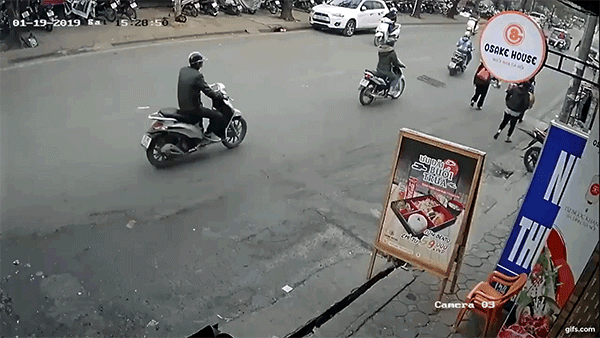 Khoảnh khăc chiếc Ford Escape gây tai nạn kinh hoàng