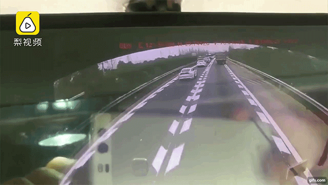 Chạy ở tốc độ cao, cô gái lái Porsche 911 hất văng một chiếc sedan lên nóc xe mình Chạy ở tốc độ cao, cô gái lái Porsche 911 hất văng một chiếc sedan lên nóc xe mình