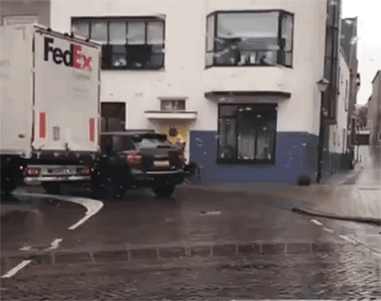 Xe tải FedEx kéo lê và giật tung cửa của SUV hạng sang Porsche Cayenne đang đỗ Xe tải FedEx kéo lê và giật tung cửa của SUV hạng sang Porsche Cayenne đang đỗ