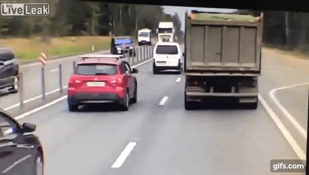 Range Rover lao sang làn đường ngược chiều, đâm 4 ô tô khiến 1 người tử vong Range Rover lao sang làn đường ngược chiều, đâm 4 ô tô khiến 1 người tử vong