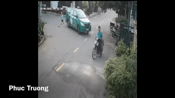 Đá bóng trong ngõ, bé trai bị xe taxi 7 chỗ đang lùi cuốn vào gầm Đá bóng trong ngõ, bé trai bị xe taxi 7 chỗ đang lùi cuốn vào gầm
