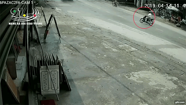 Khoảnh khắc chiếc xe máy đối đầu ô tô tải