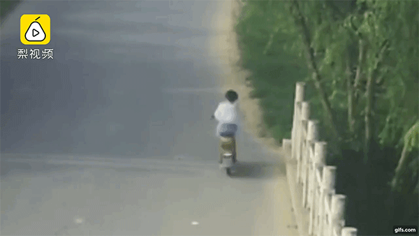 Vừa điều khiển xe đạp điện vừa xem điện thoại, cô gái trẻ ngã sấp mặt xuống đường Vừa điều khiển xe đạp điện vừa xem điện thoại, cô gái trẻ ngã sấp mặt xuống đường