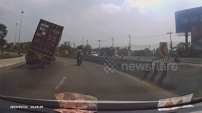 Khoảnh khắc chiếc xe container lật nghiêng ở khúc cua, suýt đè trúng người đi xe máy
