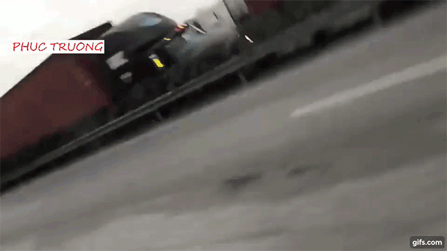 Khoảnh khắc 2 chiếc xe container đâm nhau và một tài xế nhanh chân nhảy ra ngoài thoát thân