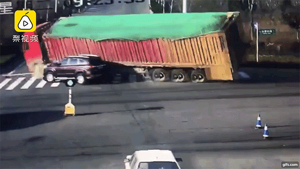 Khoảnh khắc chiếc xe đầu kéo lật trúng chiếc SUV