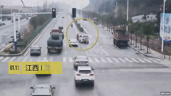 Khoảnh khắc chiếc xe đón dâu gây tai nạn