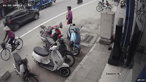 Chân chống đứng của chiếc xe máy tự hạ xuống sau cú va chạm với ô tô tải