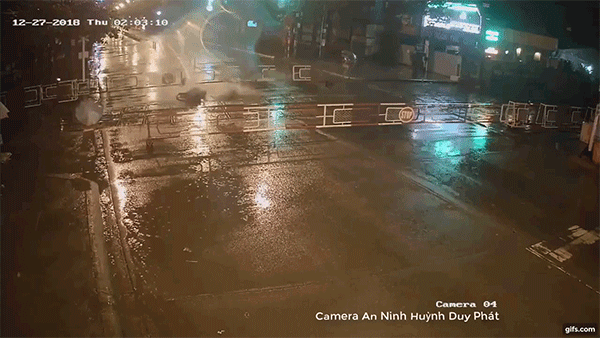 Đồng Nai: Nam thanh niên đi xe máy tông vào rào chắn tàu hỏa, mài mặt hàng chục mét trên đường Đồng Nai: Nam thanh niên đi xe máy tông vào rào chắn tàu hỏa, mài mặt hàng chục mét trên đường