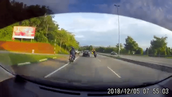 Khoảnh khắc chiếc xe máy do nam thanh niên điều khiển đâm vào đuôi ô tô