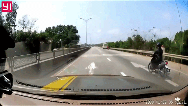 Tránh xe khách tấp vào lề, cô gái đi xe máy loạng choạng tay lái, ngã trước đầu ô tô Tránh xe khách tấp vào lề, cô gái đi xe máy loạng choạng tay lái, ngã trước đầu ô tô