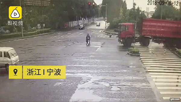 Dừng giữa ngã tư, người đi xe máy điện bị ô tô tải tông trúng