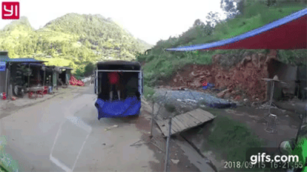 Lào Cai: Xe máy lao như tên bắn, đâm vào ô tô tải đang đỗ bên đường, 1 người tử vong Lào Cai: Xe máy lao như tên bắn, đâm vào ô tô tải đang đỗ bên đường, 1 người tử vong