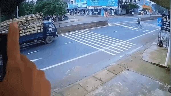 Khoảnh khắc chiếc ô tô tải tránh người đàn ông đạp xe sang đường