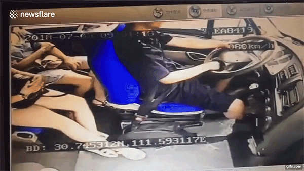 Bị chụp bánh xe đâm xuyên kính chắn gió đập vào đầu, tài xế xe buýt vẫn cứu sống 16 người Bị chụp bánh xe đâm xuyên kính chắn gió đập vào đầu, tài xế xe buýt vẫn cứu sống 16 người