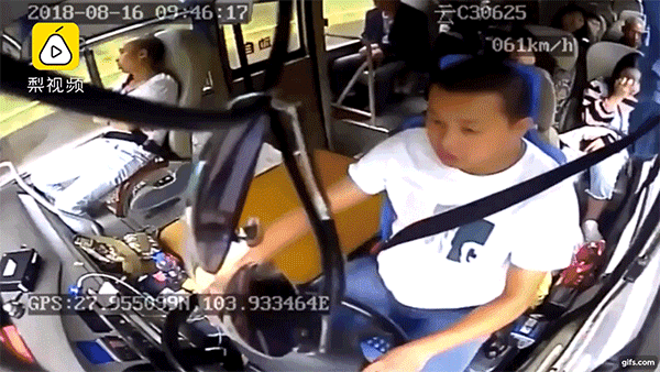 Bị tảng đá lớn đâm xuyên kính chắn gió và đập vào người, tài xế xe buýt vẫn cứu sống 14 hành khách Bị tảng đá lớn đâm xuyên kính chắn gió và đập vào người, tài xế xe buýt vẫn cứu sống 14 hành khách