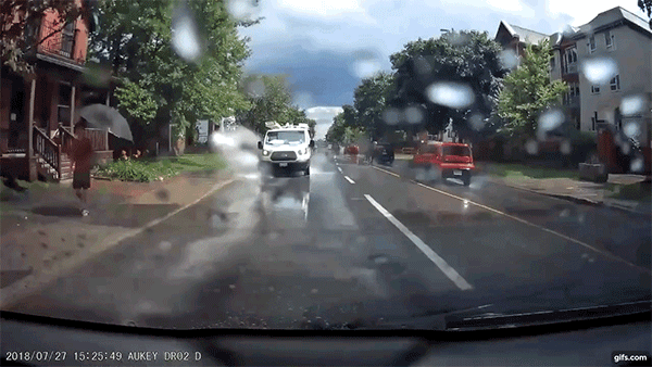 Cố tình chạy vào vũng nước để tạt nước vào người đi bộ, tài xế mất việc Cố tình chạy vào vũng nước để tạt nước vào người đi bộ, tài xế mất việc