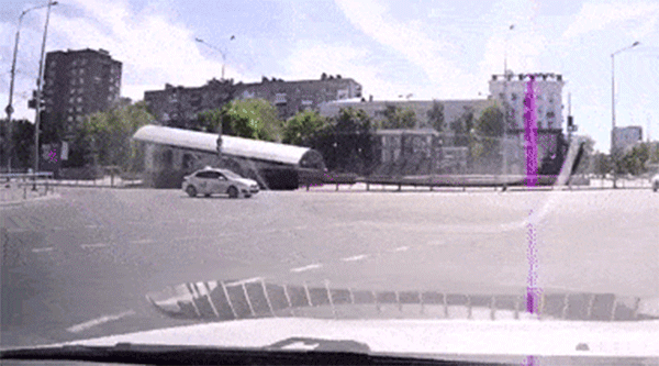 Bị xe taxi đâm giữa ngã tư, Mitsubishi Outlander lật Bị xe taxi đâm giữa ngã tư, Mitsubishi Outlander lật