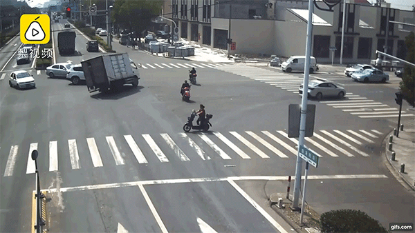 Khoảnh khắc thoát chết của người phụ nữ đi xe đạp điện