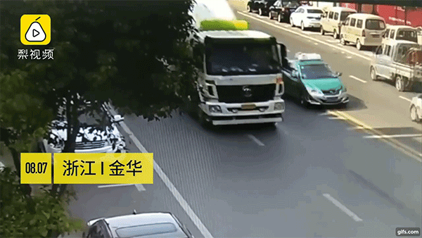 Người phụ nữ thoát chết thần kỳ dưới bánh xe trộn xi măng nhờ vật dụng quen thuộc này Người phụ nữ thoát chết thần kỳ dưới bánh xe trộn xi măng nhờ vật dụng quen thuộc này