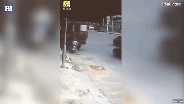 Bị ô tô tải cuốn vào gầm, người phụ nữ đi xe máy thoát chết nhờ mũ bảo hiểm Bị ô tô tải cuốn vào gầm, người phụ nữ đi xe máy thoát chết nhờ mũ bảo hiểm