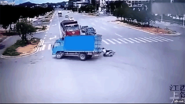 Người đi xe máy thoát chết thần kỳ 2 lần liên tiếp Người đi xe máy thoát chết thần kỳ 2 lần liên tiếp