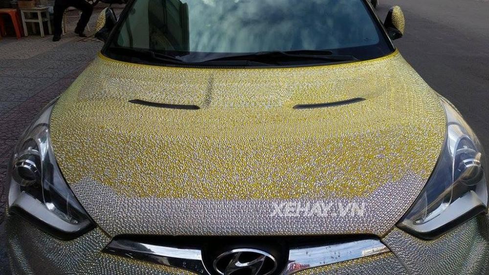 Huyndai Veloster nổi bật trên phố với 'chiếc áo pha lê lấp lánh'.