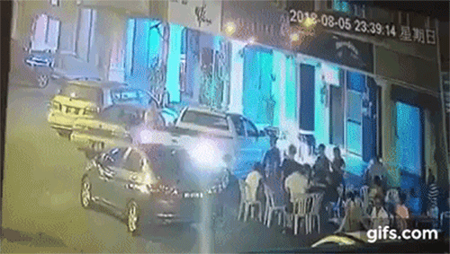 Đỗ xe chắn lối ra của Toyota Hilux, người lái chiếc Honda City nhận bài học đắt giá Đỗ xe chắn lối ra của Toyota Hilux, người lái chiếc Honda City nhận bài học đắt giá