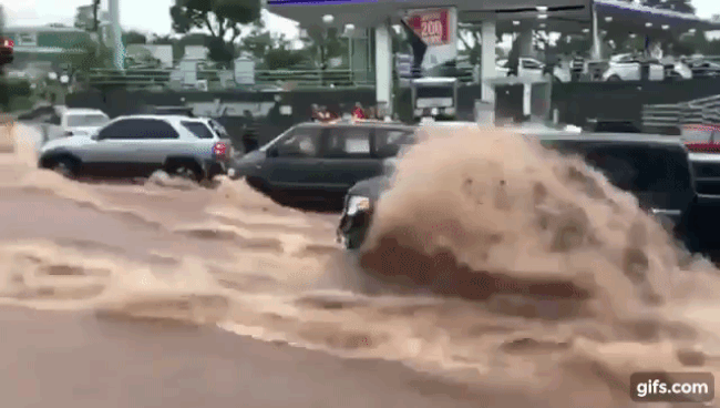 Trầm trồ với cảnh xe bán tải Toyota Tundra vượt qua con đường ngập, nước chảy cuồn cuộn Trầm trồ với cảnh xe bán tải Toyota Tundra vượt qua con đường ngập, nước chảy cuồn cuộn