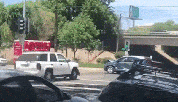 Người đàn ông lái Chevrolet Trailblazer liên tục đâm vào Honda CR-V đang đỗ để trút giận Người đàn ông lái Chevrolet Trailblazer liên tục đâm vào Honda CR-V đang đỗ để trút giận