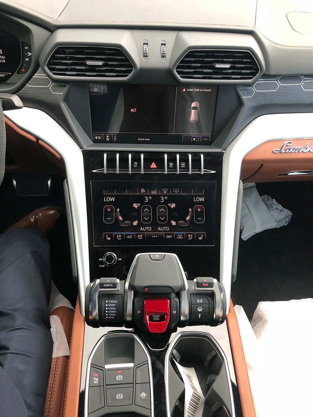 Siêu SUV Lamborghini Urus thứ 2 tại Việt Nam đang trên đường vận chuyển về Hà Nội Siêu SUV Lamborghini Urus thứ 2 tại Việt Nam đang trên đường vận chuyển về Hà Nội