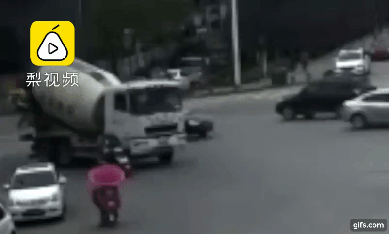 Hai mẹ con bị xe trộn bê tông kéo lê trên đường hơn 10m nhưng may mắn thoát chết Hai mẹ con bị xe trộn bê tông kéo lê trên đường hơn 10m nhưng may mắn thoát chết