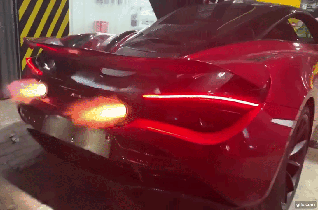 Màn khạc lửa của chiếc McLaren 720S màu đỏ 