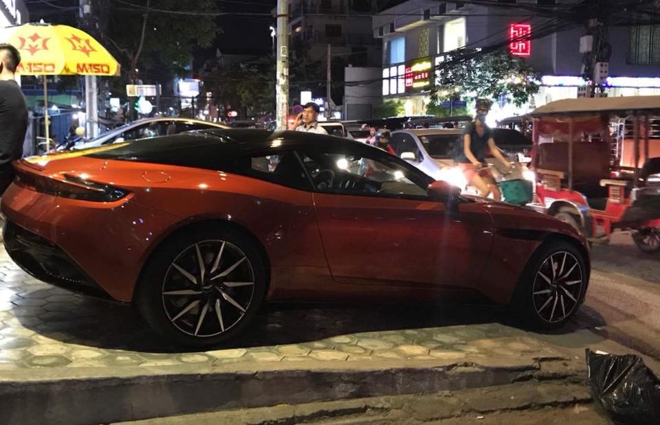 Aston Martin DB11 cập bến Campuchia