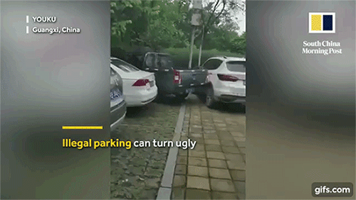 Người lái xe bán tải tông chiếc SUV để lấy lối ra khỏi bãi đỗ